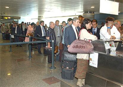 Numerosos pasajeros esperan en el aeropuerto de Barajas de Madrid, a causa de un fallo informático en Eurocontrol.