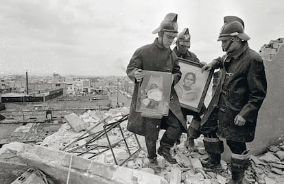Bomberos retiran varios cuadros tras el derrumbe de un edificio en Ciudad de México, en 1970.