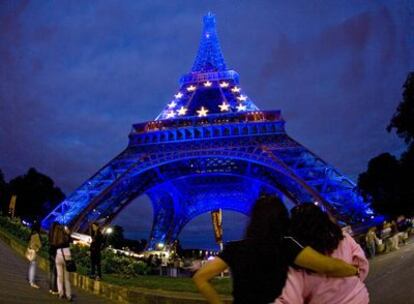 La torre Eiffel, iluminada con los colores azul y amarillo de la bandera de la Unión Europea.