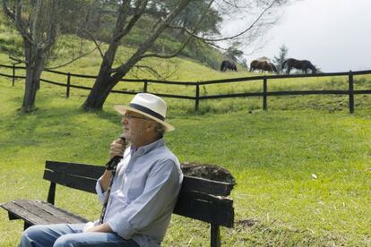 El escritor H&eacute;ctor Abad Faciolince, en su finca de Medell&iacute;n en 2013.