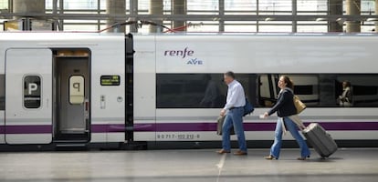 Viajeros caminan antes de subir a un AVE de Renfe. 