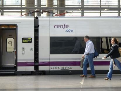 Viajeros caminan antes de subir a un AVE de Renfe. 