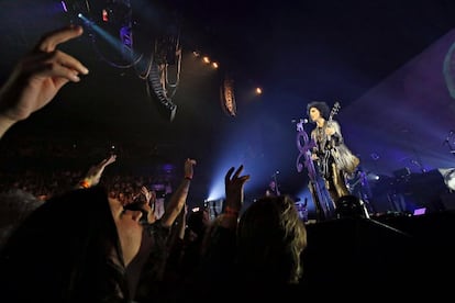 5. Prince se coloca en el quinto puesto con 25 millones de dólares (unos 22,6 millones de euros) gracias principalmente a la venta de sus discos. En el último año, según la publicación, se vendieron 2,5 millones de copias de sus álbumes, un aumento debido principalmente a su inesperada muerte el pasado mes de abril por una sobredosis.