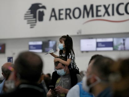 Una pasajera de Aeromexico en el aeropuerto de la Ciudad de México.