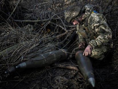 Un soldado ucranio preparaba proyectiles de artillería cerca de Marinka, en la región de Donetsk, en diciembre de 2023.