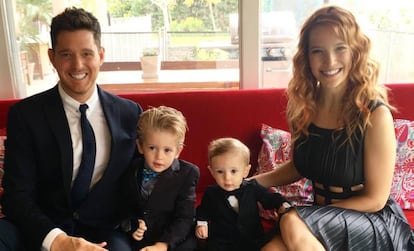 Michael Bublé com sua mulher, Luisana Lupilato, e seus dois filhos.