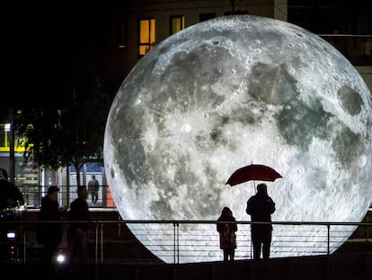 La instal·lació de Luke Jerran, 'Museum of the moon', que es projectarà al Dhub.