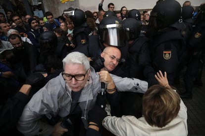 Desallotjament de la Policia Nacional a l'institut Jaume Balmes de Barcelona.