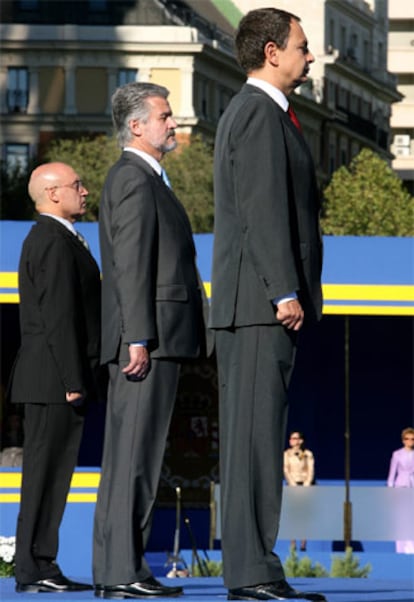 Por primera vez desde hace dos años, la bandera estadounidense vuelve a estar presente en el desfile, que este año pretende rendir homenaje a las misiones internacionales. En esta ocasión, el presidente del Gobierno sí se ha levantado a su paso, alejando el incidente diplomático que provocó que la bandera de los Estados Unidos declinara la invitación de desfilar, el año pasado.