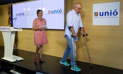 Josep Antoni Duran Lleida, que se ha roto el menisco jugando a fútbol, y Marta Llorens, ayer en la sede de Unió.