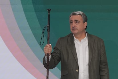 Aitor Esteban, presidente del PNV, con el bastón de mando que simboliza su nuevo cargo. 