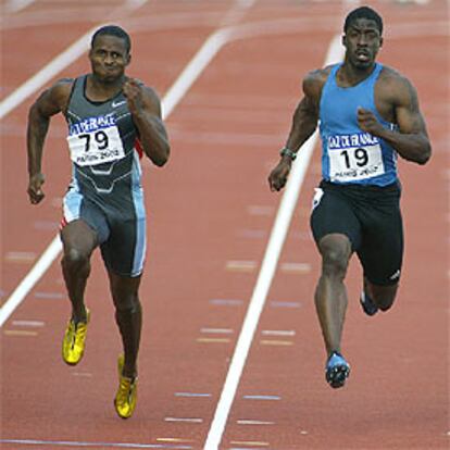 Tim Montgomery (a la izquierda) gana a Dwain Chambers en París, en 2002, y logra el récord del mundo.