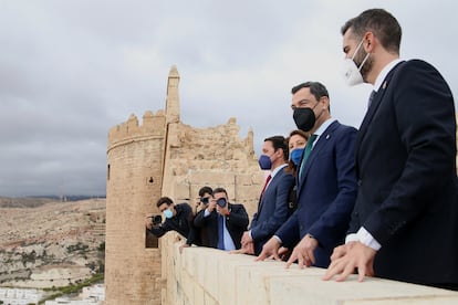 El presidente de la Junta de Andalucía, Juan Manuel Moreno (segundo por la derecha), en la Alcazaba de Almería, este martes, junto al alcalde de la ciudad, Ramón Fernández-Pacheco (a su izquierda), la consejera de Agricultura, Carmen Crespo, y el presidente de la Diputación, Javier Aureliano García (al fondo).