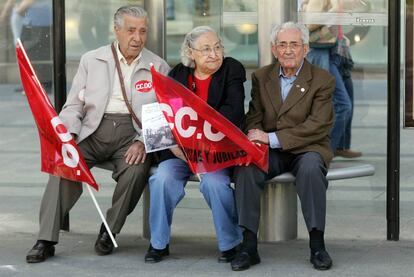 Marcelino Camacho (a la derecha), junto a su esposa, Josefina Samper, y un compa?ero en la manifestacin del Primero de Mayo de 2005.