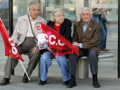 Marcelino Camacho (a la derecha), junto a su esposa, Josefina Samper, y un compañero en la manifestación del Primero de Mayo de 2005.
