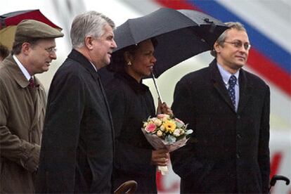 El embajador de EE UU en Moscú, Alexander Vershbow, recibe a Condoleezza Rice a su llegada al aeropuerto de Vnukovo.