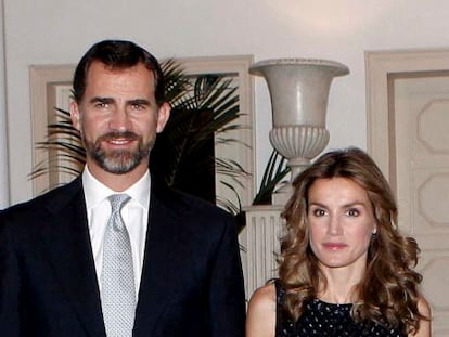Don Felipe y Doña Leticia son protagonistas de un reportaje de la revista francesa <i>Paris Match</i>. Los príncipes son puestos como ejemplo de "golpe de juventud" en la monarquía europea. La publicación destaca su proximidad al resto de ciudadanos, preparación y frescura; como modelo de adaptación de los futuros re-66313123629413-
-66313123629413-