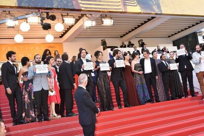 Equipe do filme exibe cartazes contra o processo de impeachment no Brasil.