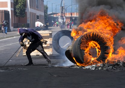 Un manifestante quema llantas durante una marcha contra el Gobierno de Guillermo Lasso, en Quito, el 16 de junio de 2022.