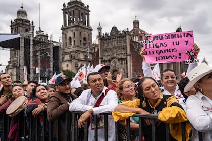 Simpatizantes de Morena se congregan frente a la Catedral Metropolitana para mirar la ceremonia de toma de protesta desde unas pantallas instaladas frente a Palacio Nacional. 