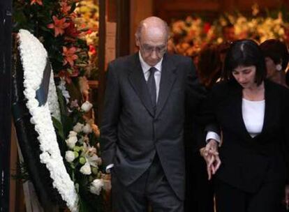 El Nobel de Literatura José Saramago y su esposa, Pilar, llegan a la capilla ardiente.
