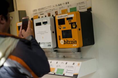 Cajero de bitcóins en Hong Kong, China.