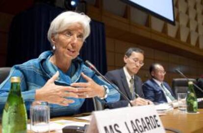 La directora gerente del Fondo Monetario Internacional (FMI), Christine Lagarde (izq), participa en un encuentro con organizaciones sociales en el ámbito de la reunión anual del FMI y el Banco Mundial (BM) celebrado hoy en Tokio (Japón). EFE