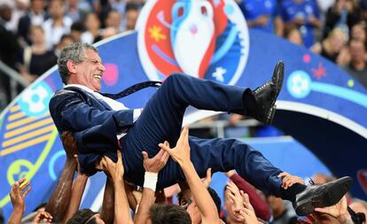 Portugal nunca había ganado una Eurocopa. Fernando Santos lo consiguió este verano en Francia tras derrotar, precisamente, a los anfitriones. El técnico, de 62 años, sigue al frente de la selección lusa. ¿Fue una victoria del juego feo sobre el bonito, como se dijo?, le preguntaron en una entrevista con EL PAÍS. "Nadie gana jugando mal. Solo gana quien juega bien, y Portugal jugó bien en ataque y en defensa; lo de bonito y feo depende de los ojos que te miran", contestó.