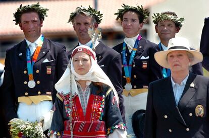 De izquierda a derecha, tras la infanta Pilar, los miembros del equipo español de doma: Ignacio Rambla, Juan Antonio Jiménez, Beatriz Ferrer-Salat y Rafael Soto. La infanta, presidenta de la Federación Internacional de Hípica, les impuso las medallas de plata al finalizar la prueba del Grand Prix de los Juegos Olímpicos Atenas 2004.