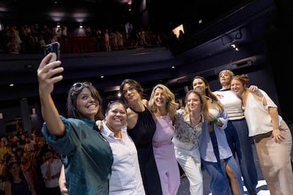 La líder de Sumar Yolanda Díaz, flanqueada por Clara Serra y Elizabeth Duval, portavoz de feminismo del movimiento, en un acto en Madrid.