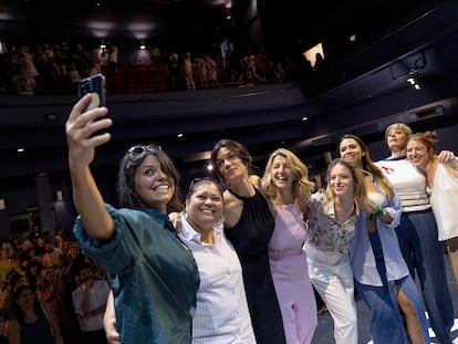 La líder de Sumar Yolanda Díaz, flanqueada por Clara Serra y Elizabeth Duval, portavoz de feminismo del movimiento, en un acto en Madrid.