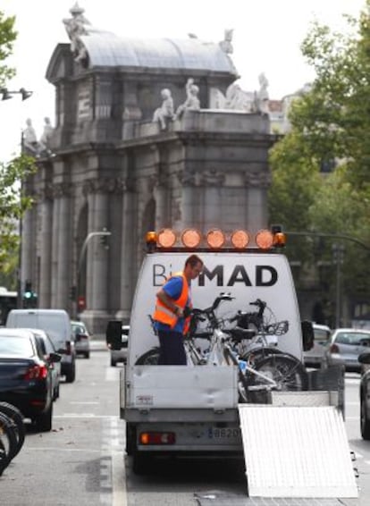 Un trabajador de BiciMad repone una bicicleta en mal estado.