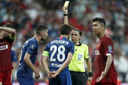 Stephanie Frappart amonesta a Azpilicueta.