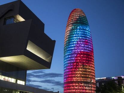 La Torre Gl&ograve;ries, il&middot;luminada amb l&#039;arc de Sant Mart&iacute;. 