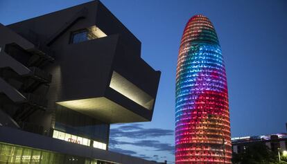 La Torre Gl&ograve;ries, il&middot;luminada amb l&#039;arc de Sant Mart&iacute;. 