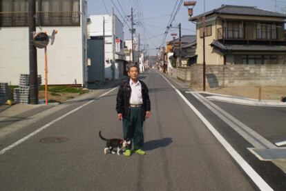 El señor Watanabe, uno de los pocos habitantes de Hironomachi que han optado por quedarse en la ciudad, a 25 kilómetros de Fukushima.