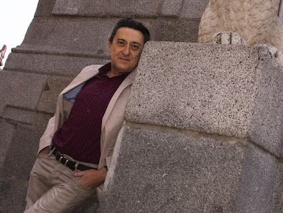 El actor en la Fuentecilla, un monumento que a él le inspira ternura.
