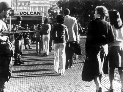 Soldados controlan el acceso a la plaza de Mayo tras el golpe de Estado que derrocó a la presidenta de Argentina Isabel Perón, en marzo de 1976.