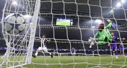El portero del Real Madrid, Keylor Navas, no pueda para la pelota lanzada por Mandzukic.