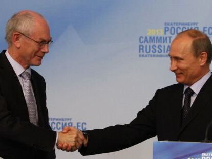 El presidente de la UE, Herman Van Rompuy, y su hom&oacute;logo ruso,  Vladimir Putin, durante la rueda de prensa al concluir la cumbre bilateral 