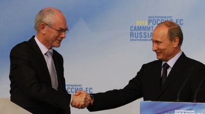 El presidente de la UE, Herman Van Rompuy, y su homólogo ruso, Vladimir Putin, durante la rueda de prensa al concluir la cumbre bilateral
