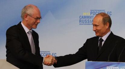 El presidente de la UE, Herman Van Rompuy, y su hom&oacute;logo ruso,  Vladimir Putin, durante la rueda de prensa al concluir la cumbre bilateral 