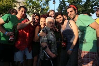 Una vecina del municipio jienense de Alcalá la Real en el Paseo de los Álamos, junto a varios de los jóvenes que acudieron al festival.