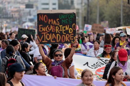 Cada día, 140 mujeres y niñas son asesinadas por su pareja o un miembro de su familia, lo que significa un feminicidio cada 10 minutos, según un informe de ONU Mujeres y la Oficina de las Naciones Unidas contra la Droga y el Delito. En la imagen, la protesta avanza sobre las calles de Quito (Ecuador).