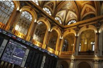 Vista del panel de la Bolsa de Madrid que refleja la evolución del principal indicador de la bolsa española, el IBEX 35.