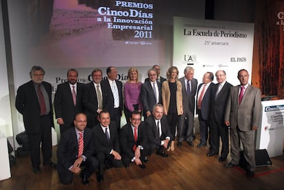 Desde la izquierda, Joaquín Estefanía, José Luis Sainz, Juan Luis Cebrián, Carlos Moro, Arianna Huffington, José María Sanz, Javier Robles, Cristina Garmendia, Felipe González, Manuel Mora, Antonio Brufau y Joaquín Chacón. Abajo, Ignacio Manrique, Juan Carlos Gallego, Jorge Rivera e Ignacio Polanco, ayer en la entrega de los Premios Cinco Días a la Innovación Empresarial y que celebraba también los 25 años de la Escuela de Periodismo UAM / EL PAÍS.