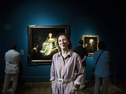 Teresa Posada, conservadora de pintura flamenca en el Museo del Prado, con Judit en el banquete de Holofernes, de Rembrandt, al fondo.
