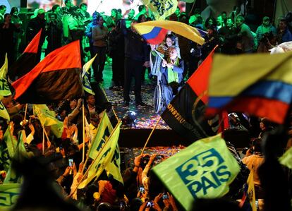 El candidato a la presidencia, Lenín Moreno, celebra los resultados en un hotel de Quito.