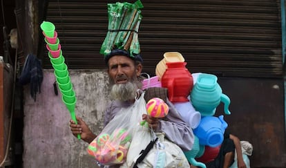 Un vendedor ambulante camina por una calle de Lahore, Pakistán, en busca de clientes el 18 de agosto de 2020.