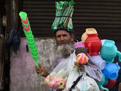 Un vendedor ambulante camina por una calle de Lahore, Pakistán, en busca de clientes el 18 de agosto de 2020.
